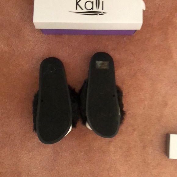 Bedroom Slippers New with tags Christmas gift - Picture 3 of 3